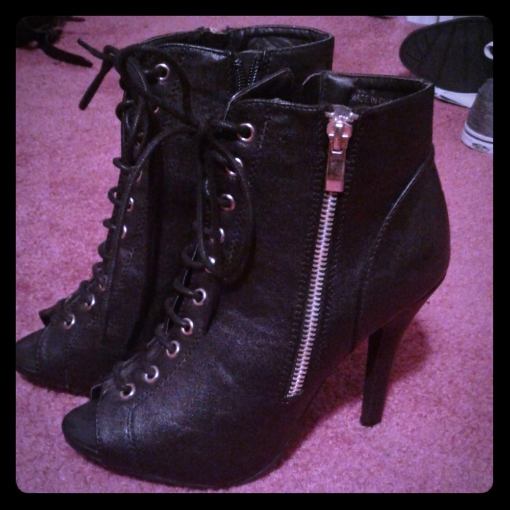 Lace-up heeled booties